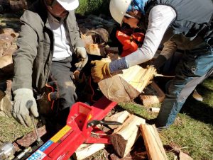 縦型の薪割り機で割った後の処理