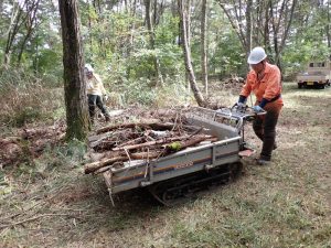 チッパーの近くに運ぶ